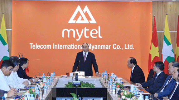 Thủ tướng Nguyễn Xuân Phúc nói chuyện với cán bộ, nhân viên Công ty viễn thông Mytel. Ảnh: TTXVN
