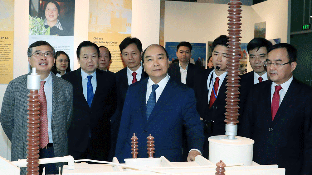 Thủ tướng  Nguyễn Xuân Phúc tham quan  Phòng truyền thống của Tập đoàn  Điện lực Việt Nam. Ảnh: TTXVN