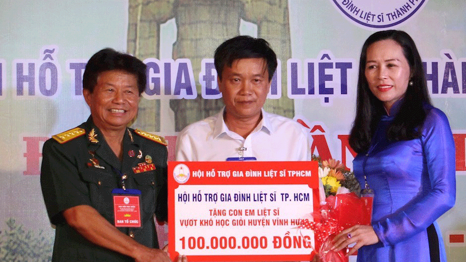 Hội Hỗ trợ gia đình liệt sĩ TPHCM đã trao tặng học bổng cho con em liệt sĩ tại huyện Vĩnh Hưng, tỉnh Long An, với trị giá 100 triệu đồng