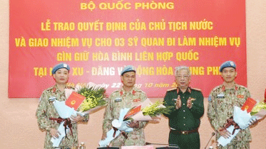 Thượng tướng Nguyễn Chí Vịnh trao quyết định cho các sĩ quan lên đường thực hiện nhiệm vụ 
