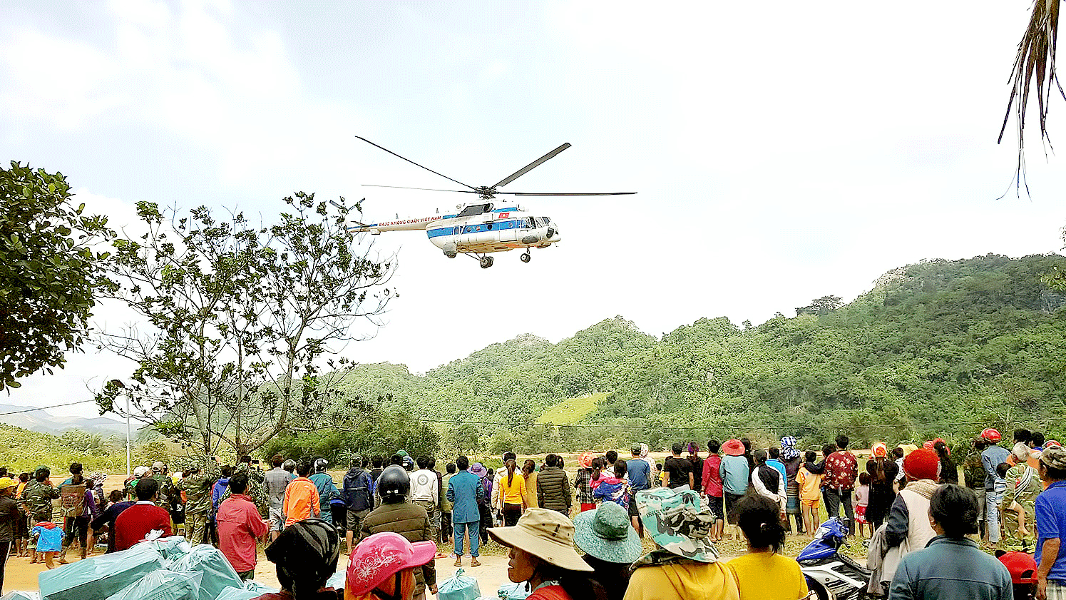 Người dân xã Hướng Việt (huyện Hướng Hóa, tỉnh Quảng Trị) nhận hàng cứu trợ từ trực thăng. Ảnh: NGUYỄN HOÀNG