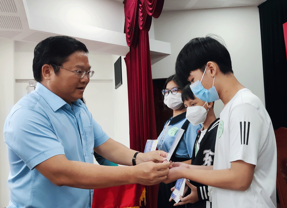 Tặng 620 triệu đồng cho trẻ em mồ côi ảnh 2