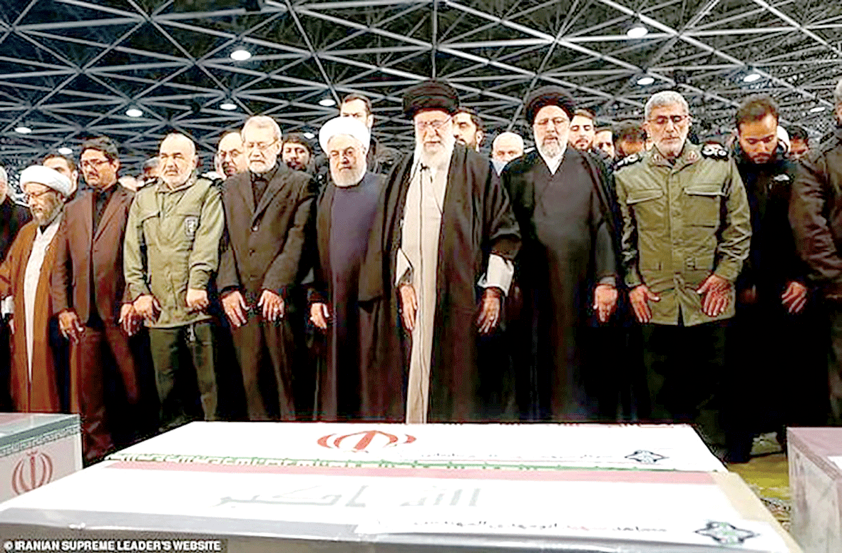 Đại giáo chủ Ayatollah Ali Khamenei, Tổng thống Hassan Rouhani và các quan chức Iran  cầu nguyện trước quan tài của Tướng Soleimani                                                                                                                           .