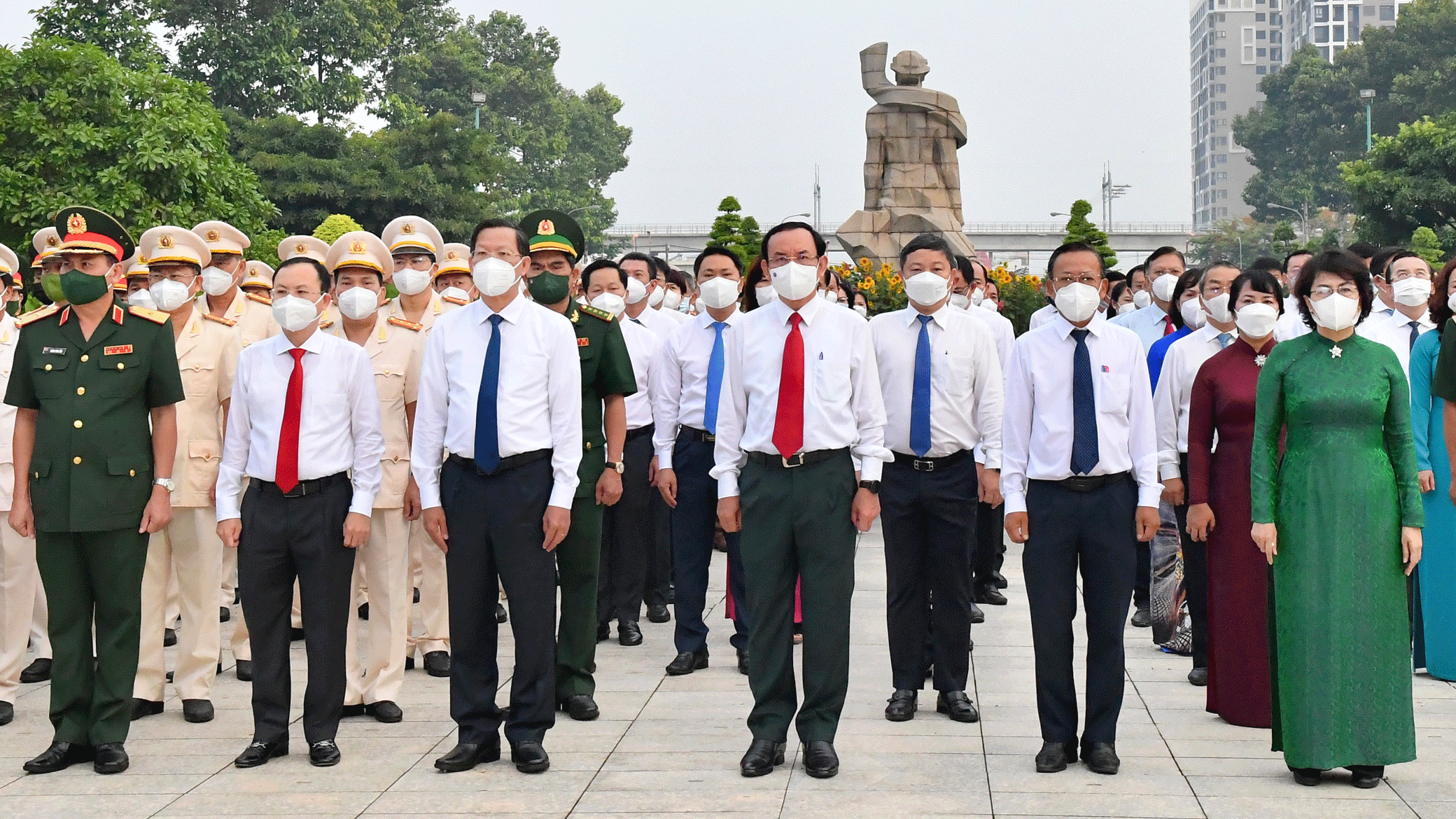 Bí thư Thành ủy TPHCM Nguyễn Văn Nên cùng các đồng chí lãnh đạo TP, các đại biểu viếng Nghĩa trang Liệt sĩ TP. Ảnh: VIỆT DŨNG