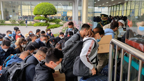 Citizens of Vietnam, China excitedly return home on 1st day of border reopening