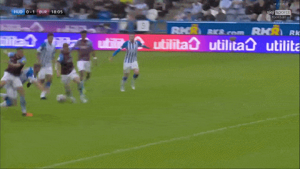 Huddersfield Town vs Burnley 0-1: Ashley Barnes kiến tạo, Ian Maatsen tỉa bóng hiểm hóc, HLV Vincent Kompany có 3 điểm ngày mở màn Championship