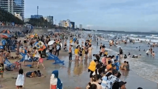Đường ra Vũng Tàu thông thoáng, bãi tắm đông nghẹt du khách
