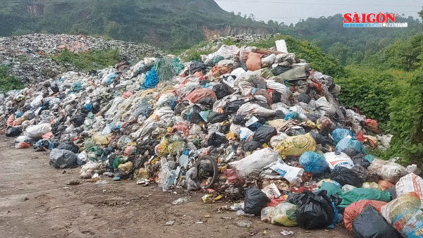 Bãi rác chất cao như núi, bốc mùi nằm gần khu dân cư