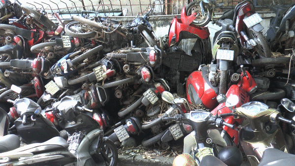 TPHCM: Hơn 500 xe máy bị vứt bỏ tại bến xe 