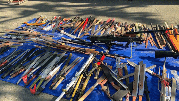 Công an quận Tân Bình tiêu hủy nhiều vũ khí thô sơ các loại
