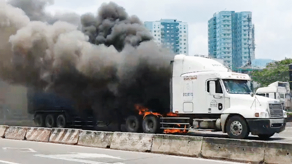 Xe container bốc cháy khi dừng chờ đèn tín hiệu trên Xa lộ Hà Nội