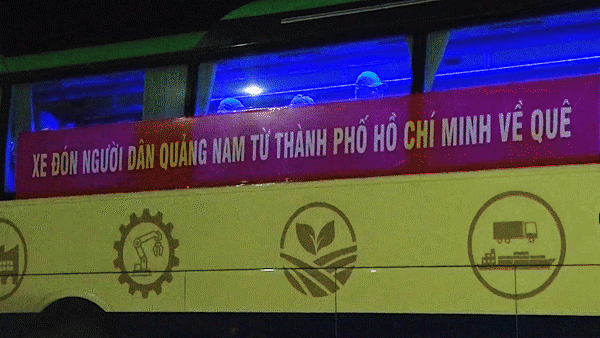 Chuyến xe đầu tiên đón 400 người dân Quảng Nam từ TPHCM về quê