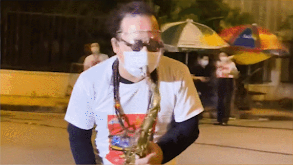 Giai điệu saxophone trong bệnh viện dã chiến