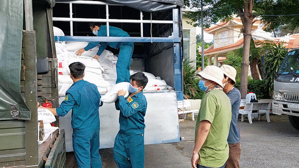 Tỉnh An Giang tặng TPHCM 100 tấn gạo, 110 tấn rau củ quả