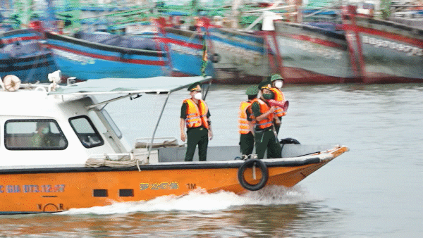 Bộ đội Biên phòng Bình Định tuần tra, hỗ trợ ngư dân tránh trú bão số 6