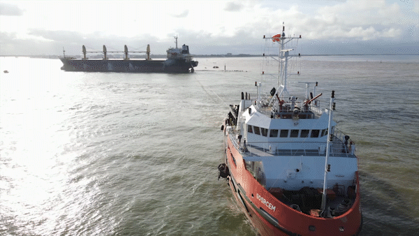 Cứu hộ tàu 28.000 tấn mắc cạn ở vùng biển Cửa Việt