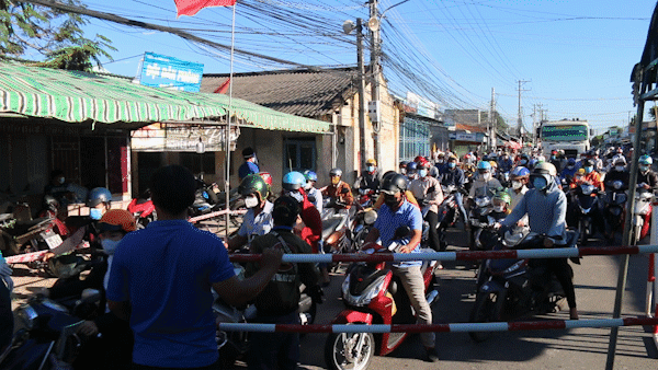 Ùn tắc nghiêm trọng tại chốt kiểm soát “vùng đỏ” trên Quốc lộ 28 qua tỉnh Bình Thuận