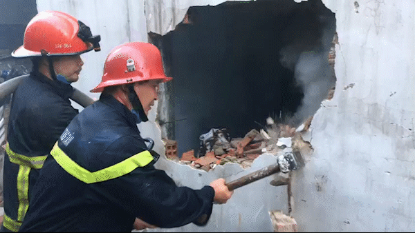 Cảnh sát đập tường chữa cháy kho phế liệu rộng hàng trăm mét vuông ở TP Thủ Đức