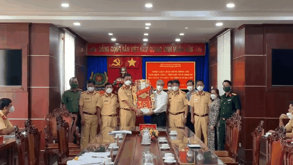 Phó Chủ tịch UBND TPHCM Ngô Minh Châu thăm, chúc tết các đơn vị