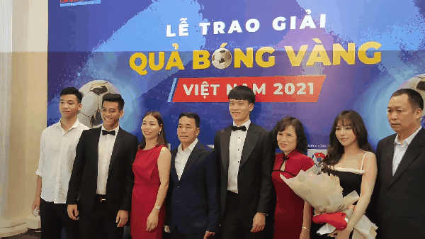 Cầu thủ Tiến Linh và Hoàng Đức hạnh phúc bên gia đình trong đêm Gala Quả bóng vàng Việt Nam 2021 