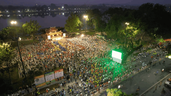 Hàng ngàn người chạy bộ vì một Huế xanh