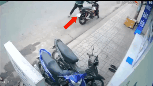 Kẻ gian dàn cảnh vờ hỏi đường để trộm xe máy của nam sinh viên trong tích tắc