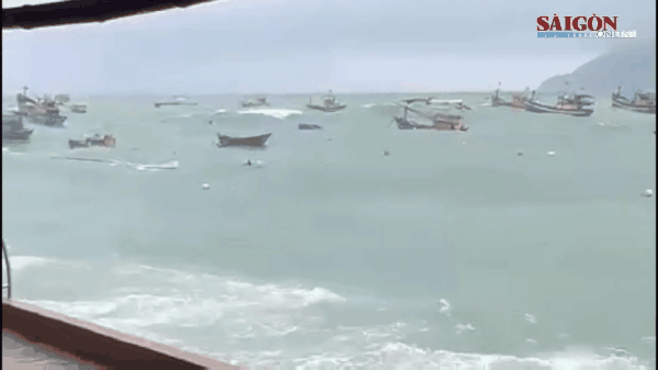Mưa lớn, lốc xoáy tàn phá nặng nề ven biển Phú Yên, Bình Định