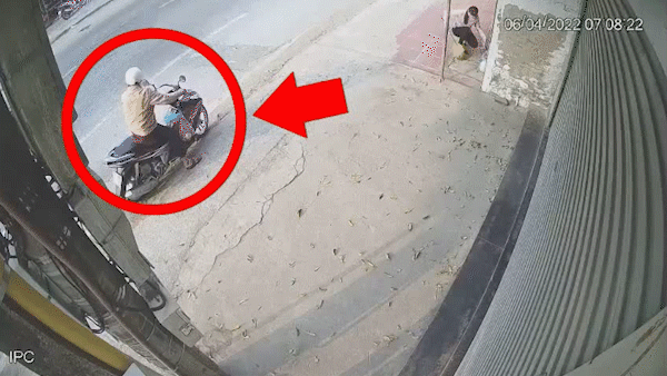 Người đàn ông đi xe máy bị ô tô mất lái tông văng xa khi đang dừng bên lề đường