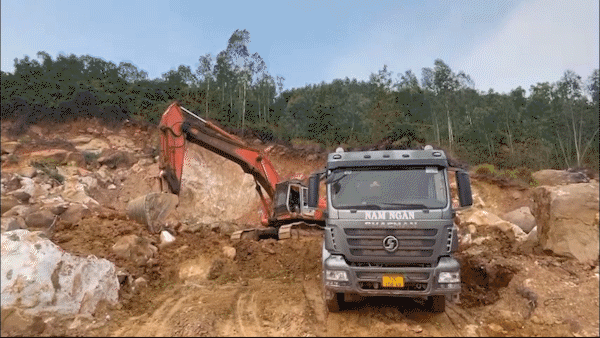 Đưa xe tải, máy móc ồ ạt trộm đất trong khu mỏ hết hạn khai thác ở Bình Định