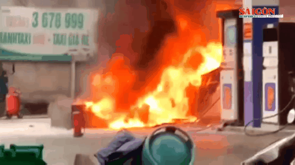 Ô tô tông vào trụ bơm xăng, cửa hàng xăng dầu bốc cháy dữ dội