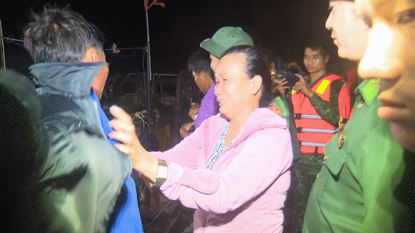Xuyên đêm cứu 9 ngư dân bị nạn trên vùng biển Thừa Thiên - Huế 