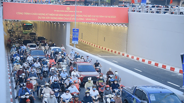 Ùn tắc kéo dài sau khi thông xe hầm chui Lê Văn Lương
