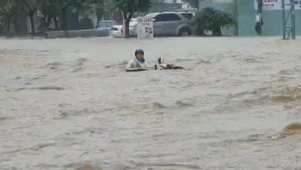 TP Quy Nhơn ngập sâu, người dân giăng dây cứu nhiều người bị nước cuốn