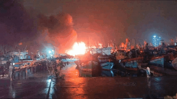 2 tàu cá Quảng Ngãi bốc cháy khi neo đậu tại âu thuyền Thọ Quang 