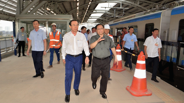 Thủ tướng khảo sát chạy thử đoàn tàu metro từ ga Rạch Chiếc đến ga Bến xe Suối Tiên
