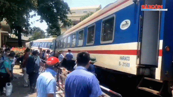 Đoàn tàu khách gặp nạn khi vừa rời ga Huế khiến nhiều hành khách hoảng loạn