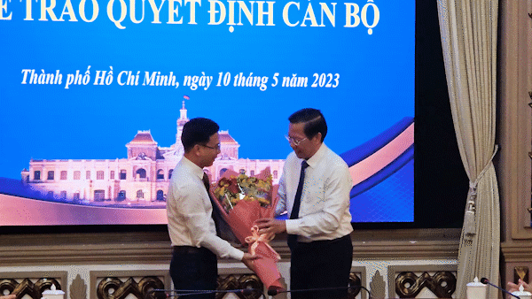 Chủ tịch UBND TPHCM Phan Văn Mãi trao quyết định bổ nhiệm Phó Giám đốc Sở KH-ĐT