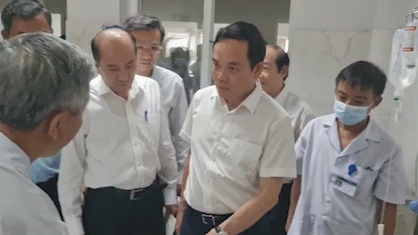 Phó Thủ tướng Trần Lưu Quang thăm viếng nạn nhân trong vụ tấn công 2 trụ sở UBND xã ở Đắk Lắk