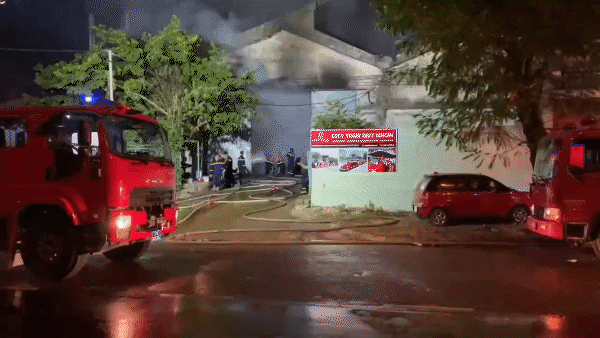 Nhà kho xe điện bốc cháy, hơn 100 người thâu đêm dập lửa