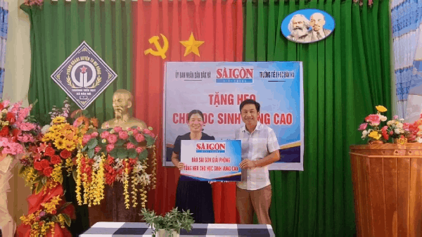 Báo SGGP tặng heo cho học sinh vùng cao Tu Mơ Rông