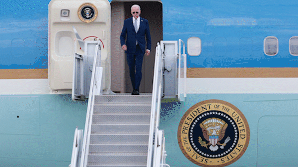 Chuyên cơ chở Tổng thống Hoa Kỳ Joe Biden hạ cánh xuống sân quốc tế Nội Bài, Việt Nam