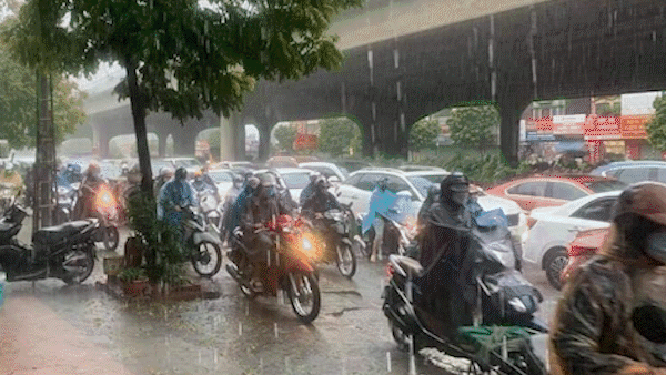 Tin nóng: Thủ tướng ra công điện yêu cầu tập trung ứng phó và khắc phục hậu quả mưa lũ; Hà Nội mưa rất lớn, dốc Cun Hòa Bình tê liệt, 2 người dân bị lũ cuốn trôi