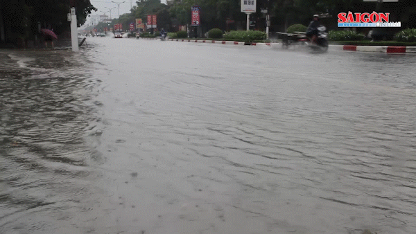Nhiều tuyến đường ở TP Hà Tĩnh ngập sâu do mưa lớn