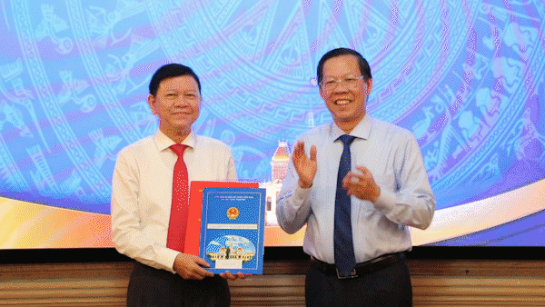 Tin nóng: Chủ tịch UBND TPHCM Phan Văn Mãi trao quyết định bổ nhiệm nhiều cán bộ; Đề nghị tiếp tục tìm kiếm 13 ngư dân mất tích đến hết 22-10 