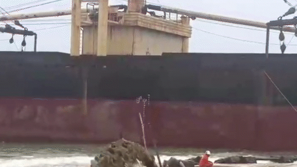 Hút cát tạo luồng nước cứu tàu hàng 15.000 tấn mắc cạn ở bờ biển Quảng Ngãi