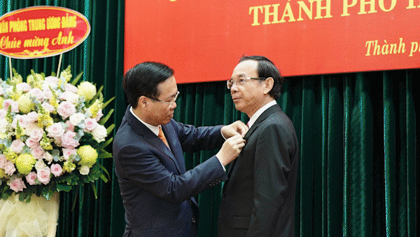 Bản tin trưa 3-2: Chủ tịch nước trao Huy hiệu 45 năm tuổi Đảng đến đồng chí Nguyễn Văn Nên