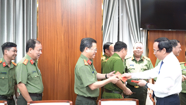 Bí thư Thành ủy TPHCM Nguyễn Văn Nên thăm, động viên các đơn vị trực đêm giao thừa 
