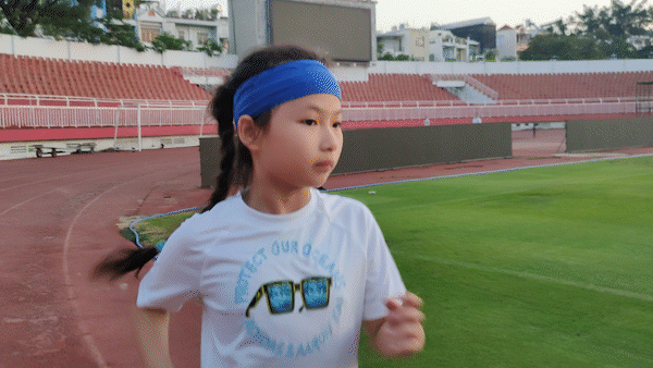 “Runner nhí” Nguyễn Thy Ca và niềm đam mê chạy bộ lan tỏa giá trị nhân văn