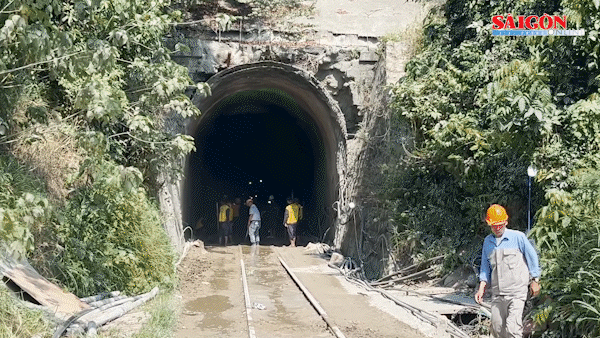 Thông tuyến đường sắt Bắc - Nam sau 10 ngày khắc phục sạt lở hầm Bãi Gió