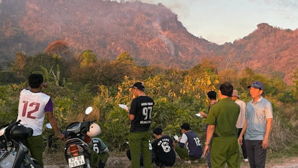 Huy động máy bay không người lái chở nước chữa cháy trên núi Cô Tô